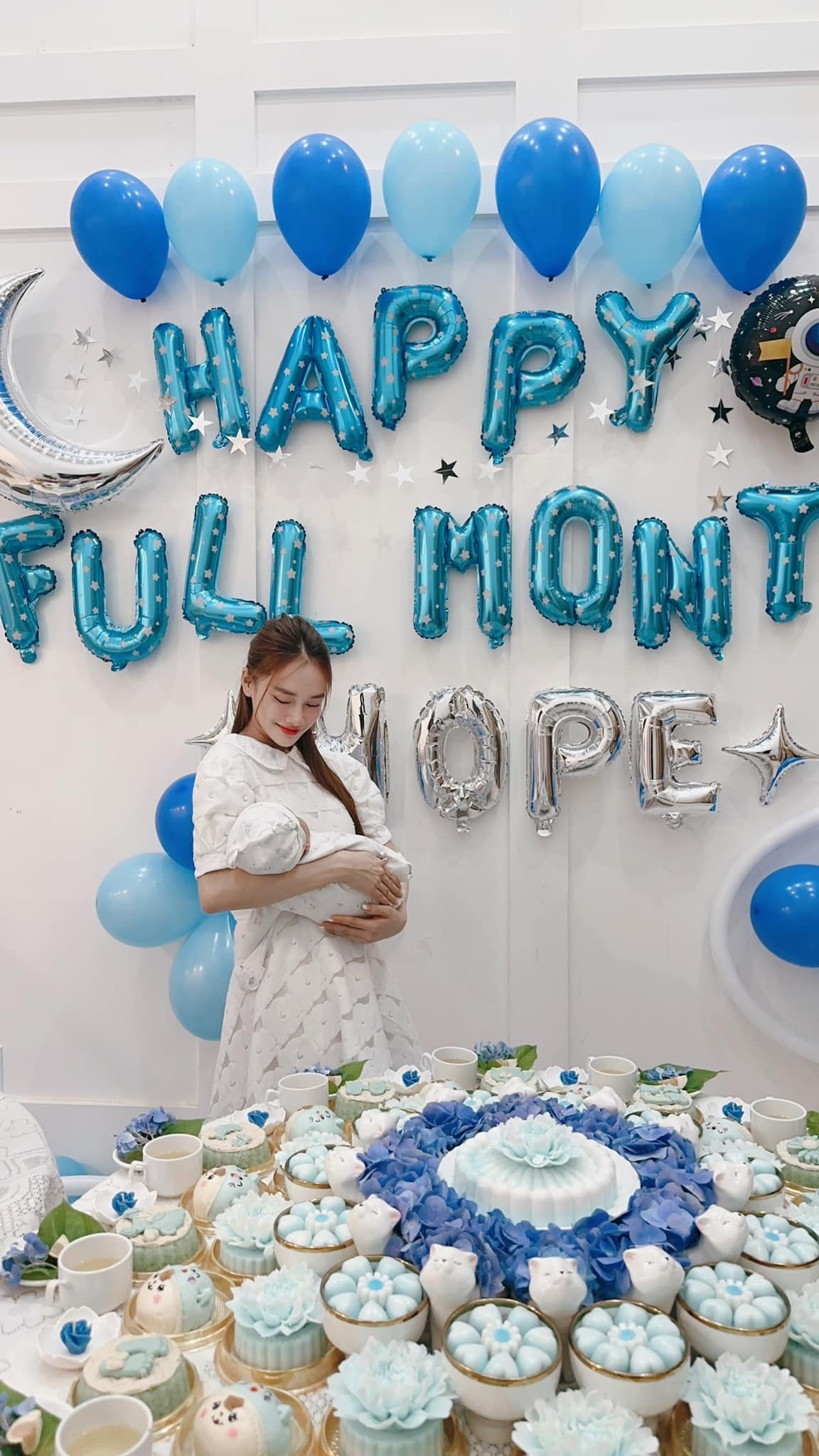 Nhã Phương mừng đầy tháng quý tử. Ảnh: FBVN Nhã Phương mừng đầy tháng quý tử. Ảnh: FBVN