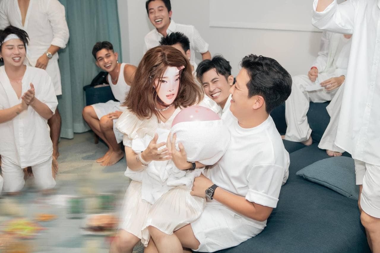 Mừng đầy tháng quý tử, Nhã Phương không quên 'kể tội' Trường Giang - Ảnh 2 Mừng đầy tháng quý tử, Nhã Phương không quên 'kể tội' Trường Giang - Ảnh 2