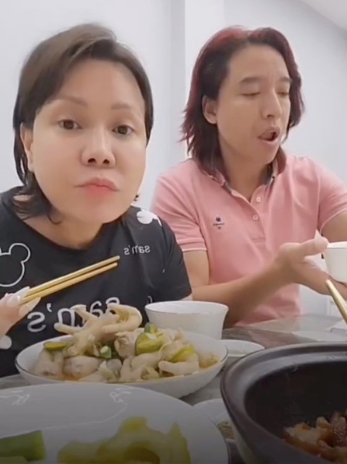 Ngồi cạnh ông xã Hoài Phương, Việt Hương thừa nhận bản thân có nhiều chồng - Ảnh 1 Ngồi cạnh ông xã Hoài Phương, Việt Hương thừa nhận bản thân có nhiều chồng - Ảnh 1