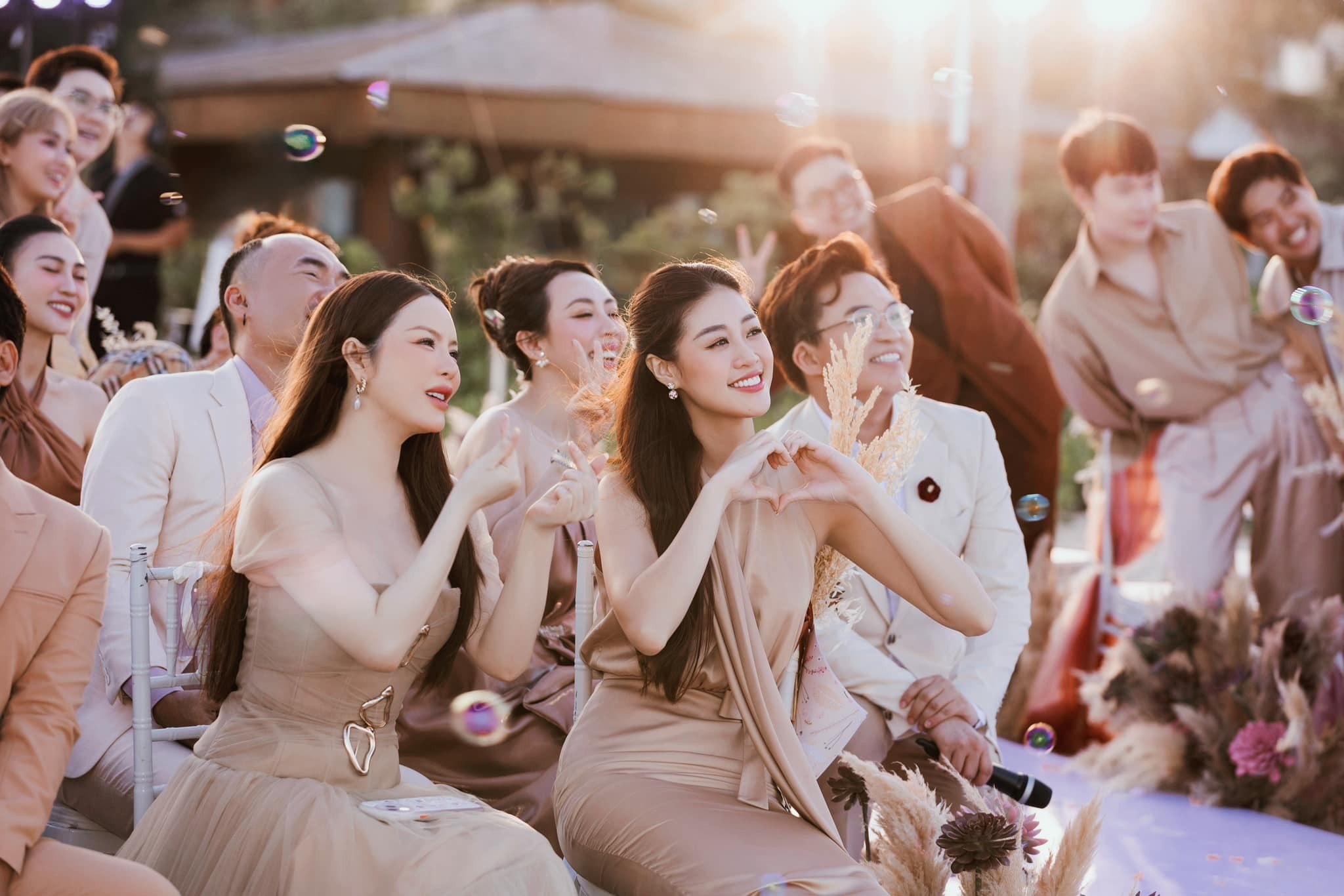 Khánh Vân xinh đẹp hiện diện trong đám cưới của cặp đôi. Ảnh: FBNV