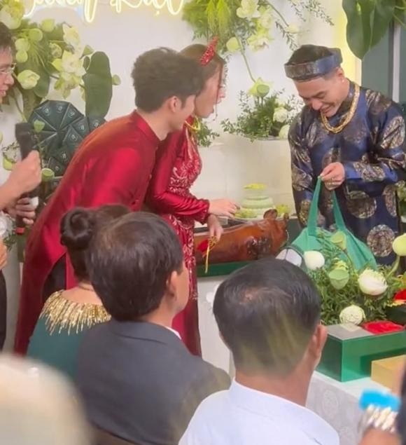 Cách mừng tiền cưới cực độc của Lê Dương Bảo Lâm với cặp bạn thân. Ảnh: Internet Cách mừng tiền cưới cực độc của Lê Dương Bảo Lâm với cặp bạn thân. Ảnh: Internet