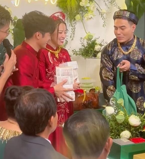 Video: Lê Dương Bảo Lâm 'chơi trội' với phần mừng tiền cưới có '1-0-2' trong đám cưới Puka - Gin Tuấn Kiệt - Ảnh 1 Video: Lê Dương Bảo Lâm 'chơi trội' với phần mừng tiền cưới có '1-0-2' trong đám cưới Puka - Gin Tuấn Kiệt - Ảnh 1
