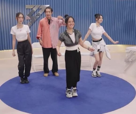 Các chị đẹp đang nỗ lực tập luyện chuẩn bị cho phần trình diễn tiếp theo trong chương trình. Ảnh: Internet