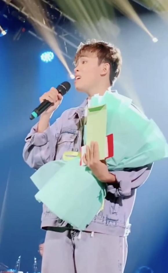 Hồ Văn Cường được khen ngợi hết lời với diện mạo bảnh bao trên sân khấu, giọng hát live gây chú ý không kém - Ảnh 1 Hồ Văn Cường được khen ngợi hết lời với diện mạo bảnh bao trên sân khấu, giọng hát live gây chú ý không kém - Ảnh 1
