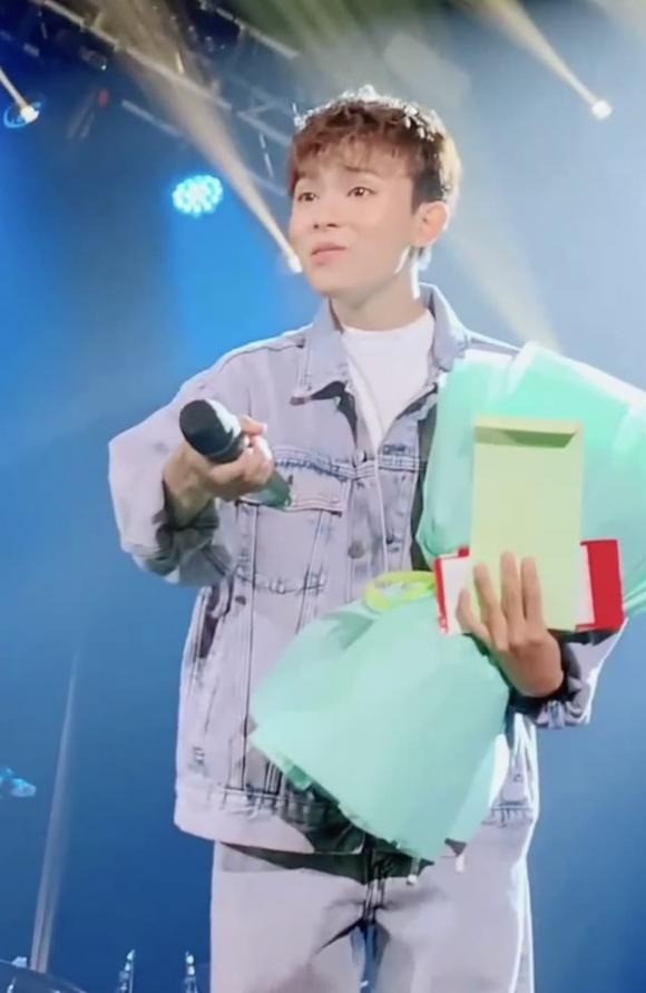 Hồ Văn Cường được khen ngợi trẻ trung với khoảnh khắc trên sân khấu. Ảnh: Chụp màn hình Hồ Văn Cường được khen ngợi trẻ trung với khoảnh khắc trên sân khấu. Ảnh: Chụp màn hình
