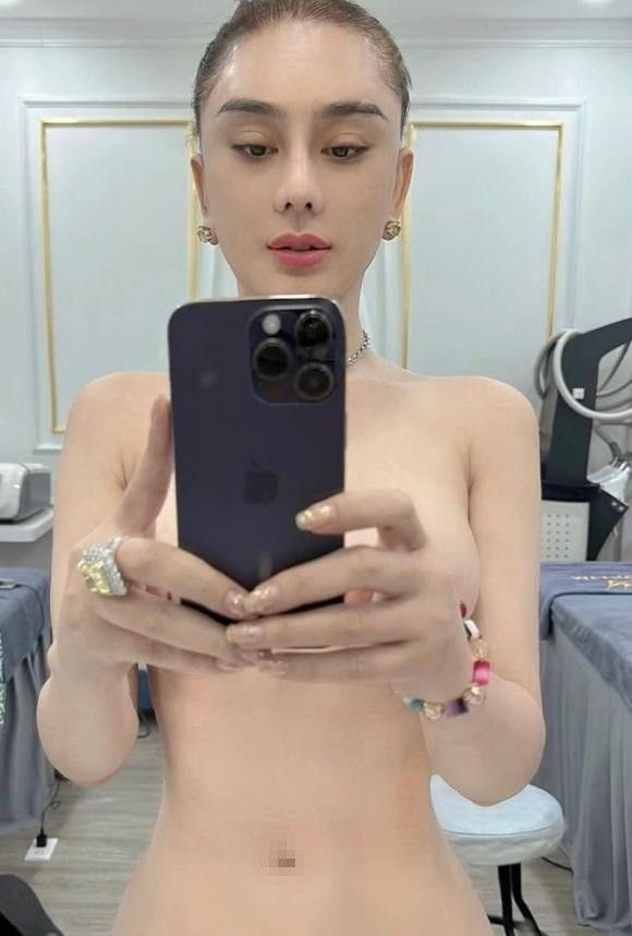 Lâm Khánh Chi khoe dáng đầy táo bạo. Ảnh: FBNV Lâm Khánh Chi khoe dáng đầy táo bạo. Ảnh: FBNV