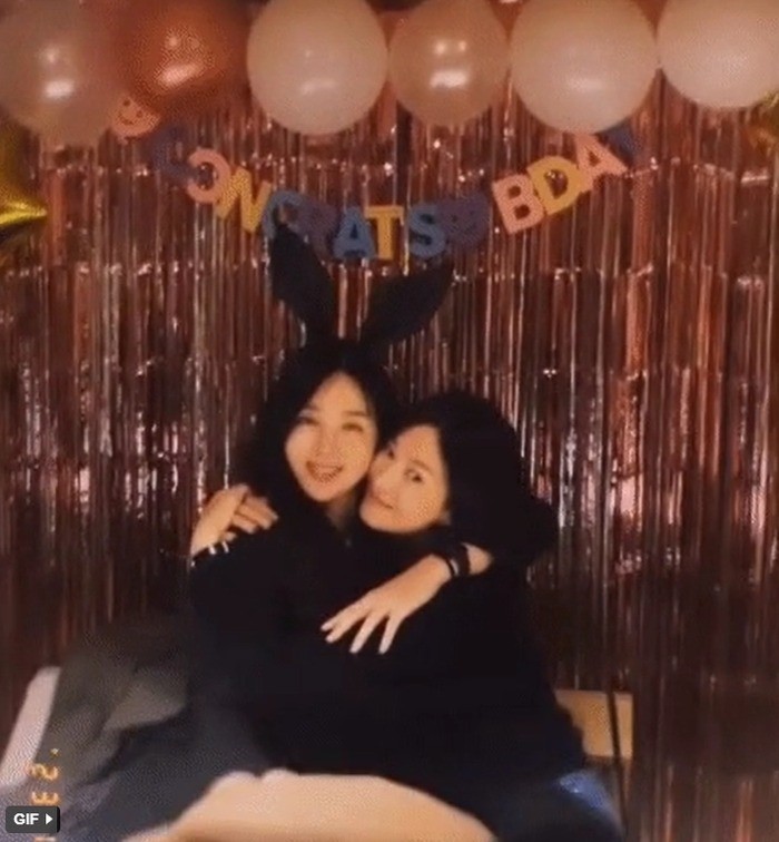 Song Hye Kyo lạnh lùng là thế nhưng vẫn có giây phút cực tình cảm bên cạnh người đặc biệt - Ảnh 2 Song Hye Kyo lạnh lùng là thế nhưng vẫn có giây phút cực tình cảm bên cạnh người đặc biệt - Ảnh 2
