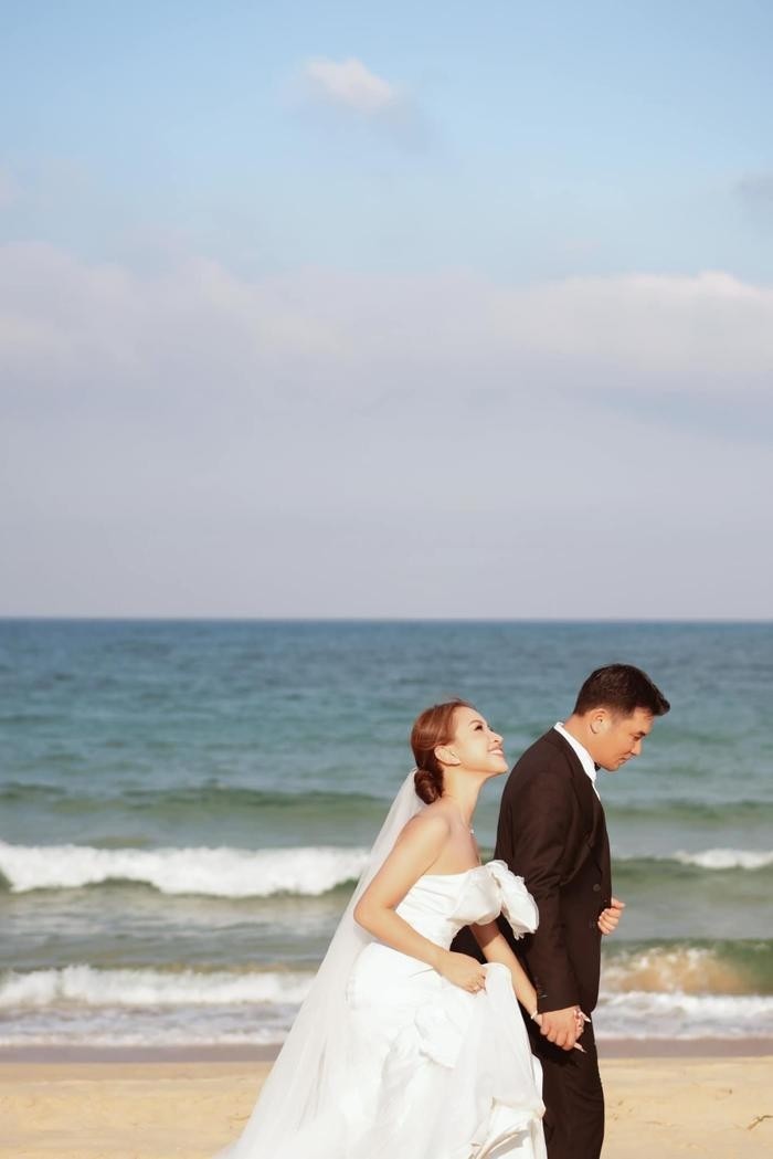 Sao Việt 23/11: Vân Hugo phát thiệp hồng báo hỷ sự, Dương Cẩm Lynh phân trần tổ chức sinh nhật tiền tỷ dù nợ nần - Ảnh 1 Sao Việt 23/11: Vân Hugo phát thiệp hồng báo hỷ sự, Dương Cẩm Lynh phân trần tổ chức sinh nhật tiền tỷ dù nợ nần - Ảnh 1
