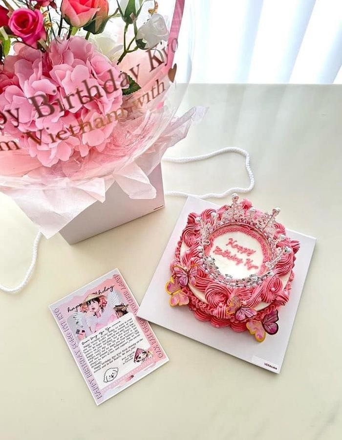 Song Hye Kyo khoe món quà fan Việt gửi tặng. Ảnh: IG