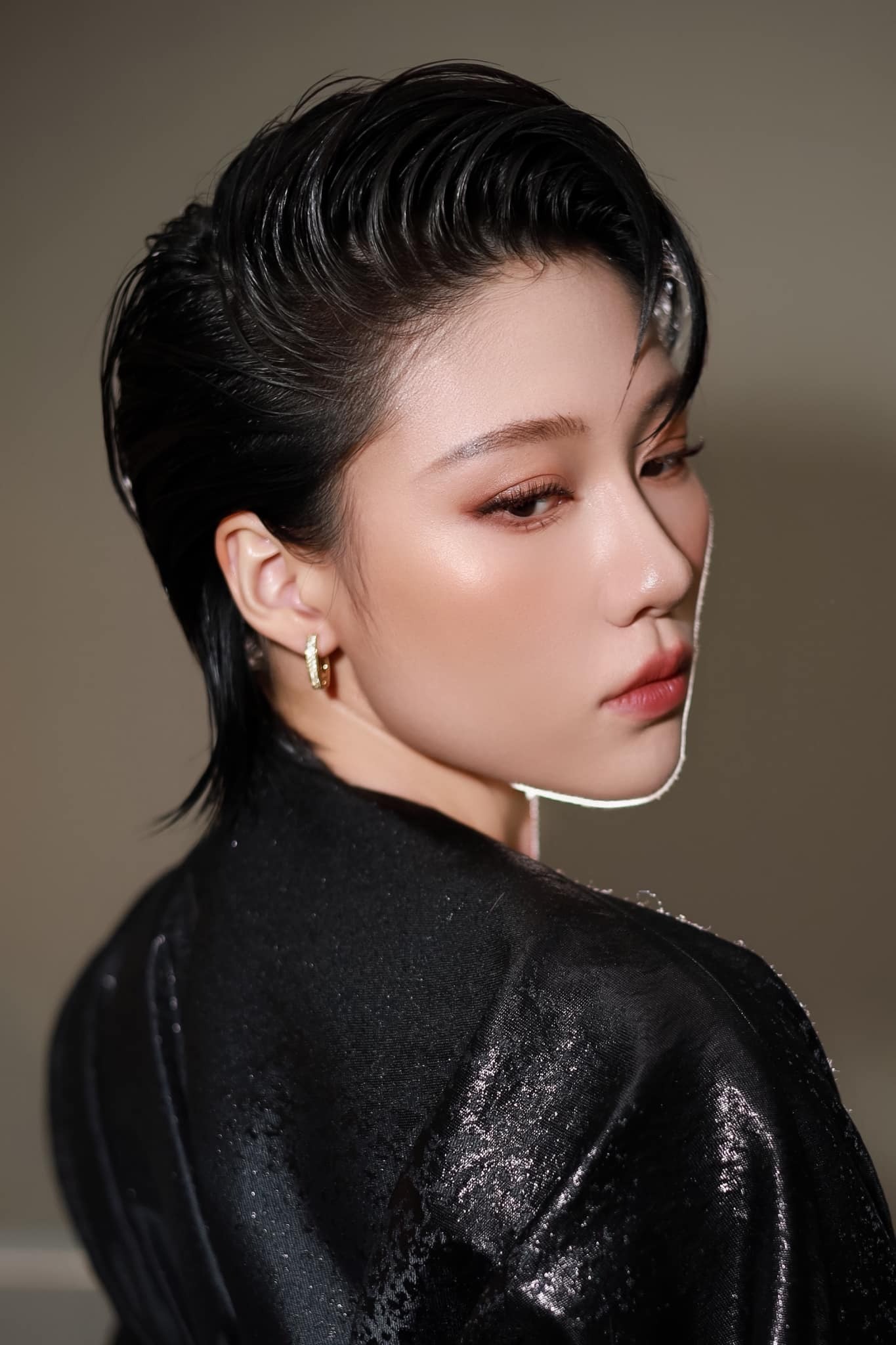 Em gái Trấn Thành gây bất ngờ với hình ảnh mới: Vẻ đẹp phi giới tính được khen ngợi hết lời - Ảnh 2