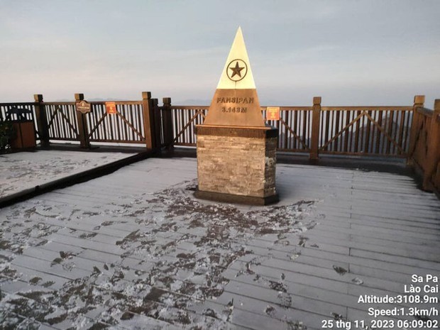 Sương muối phủ kín đỉnh Fansifan - Ảnh 1