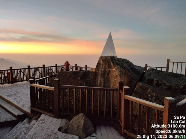 Sương muối phủ kín đỉnh Fansifan - Ảnh 2