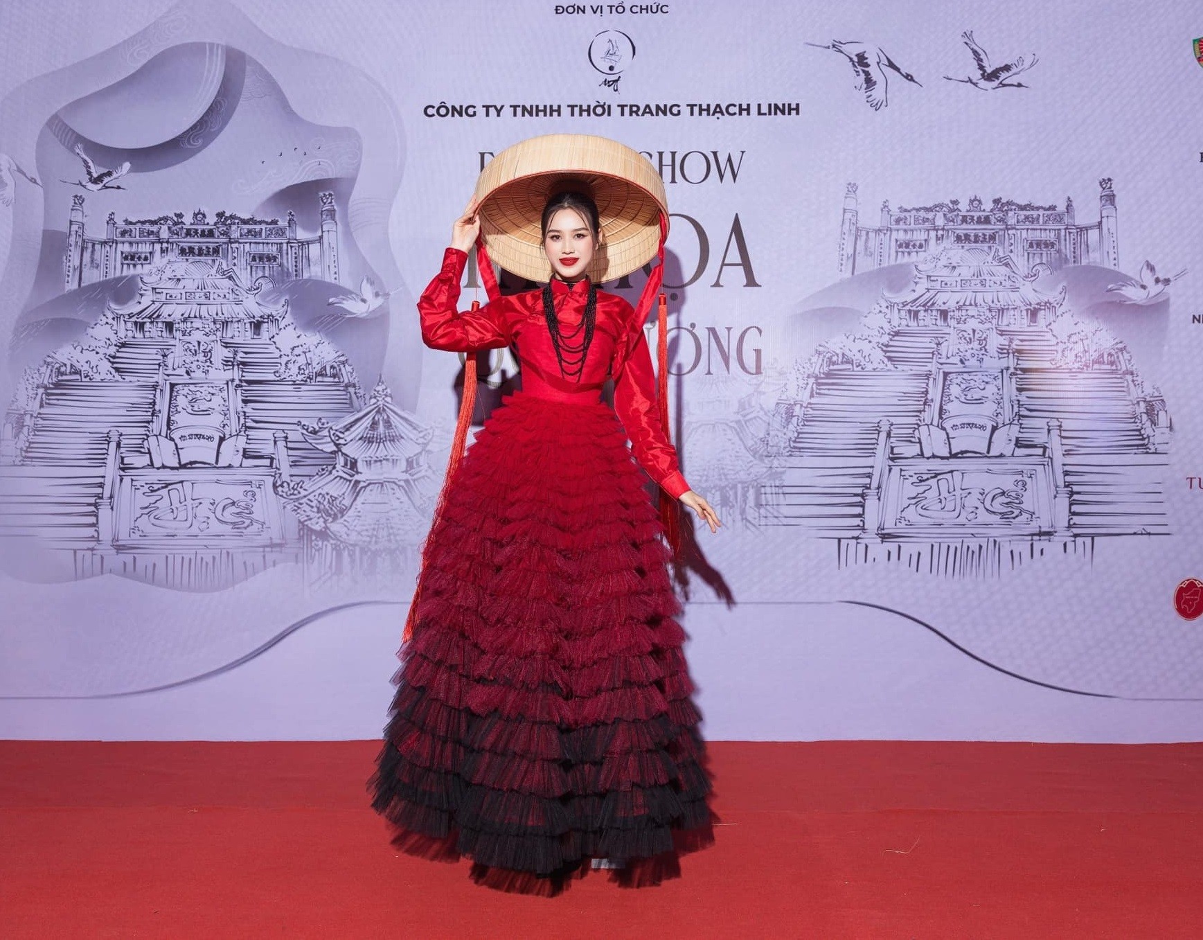 Đỗ Thị Hà hóa nàng đào nương, lên đồ đỏ rực khoe thần thái ngút ngàn - Ảnh 3