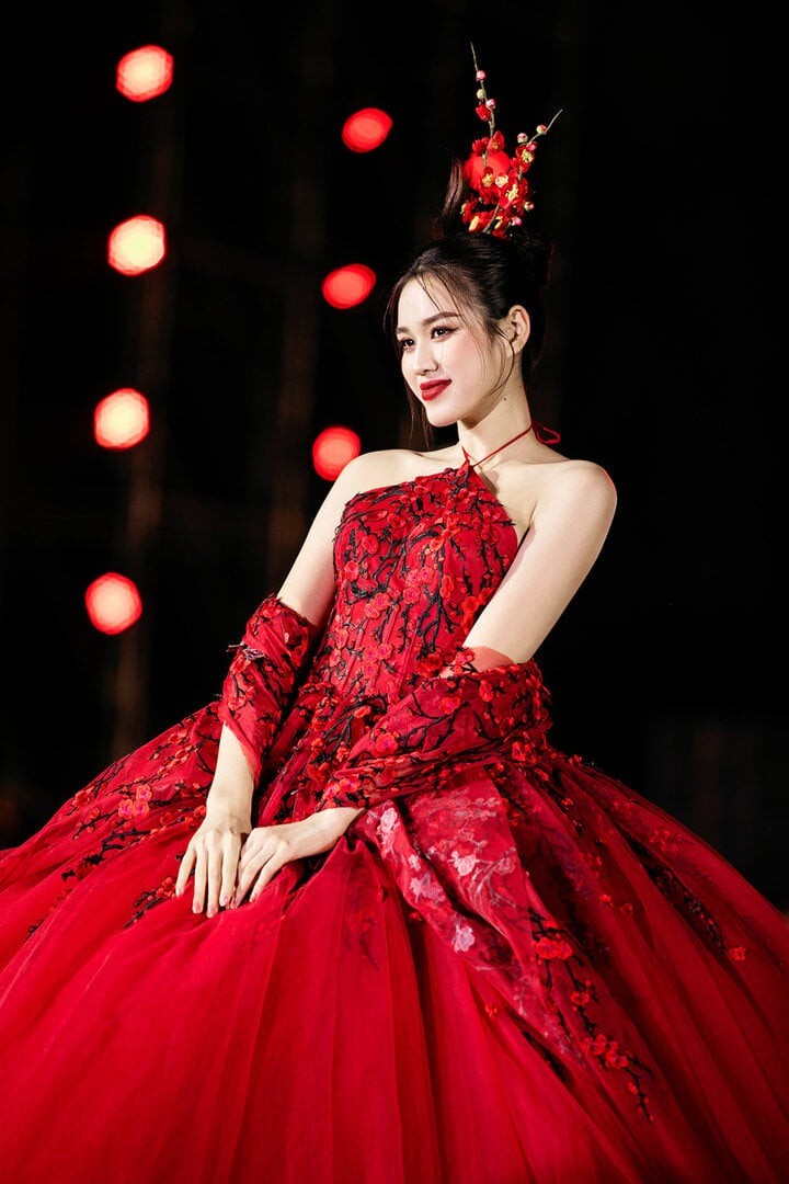 Đỗ Thị Hà hóa nàng đào nương, lên đồ đỏ rực khoe thần thái ngút ngàn - Ảnh 1 Đỗ Thị Hà hóa nàng đào nương, lên đồ đỏ rực khoe thần thái ngút ngàn - Ảnh 1