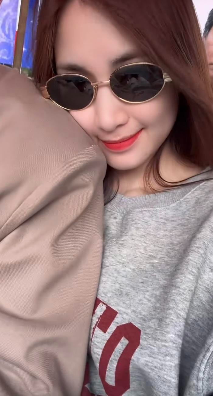 Hòa Minzy công khai tình cảm bên người giấu mặt, danh tính khiến dân tình bất ngờ - Ảnh 2 Hòa Minzy công khai tình cảm bên người giấu mặt, danh tính khiến dân tình bất ngờ - Ảnh 2