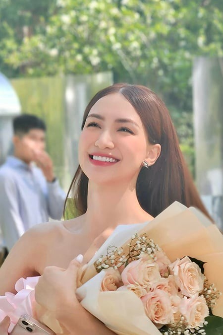 Hòa Minzy công khai tình cảm bên người giấu mặt, danh tính khiến dân tình bất ngờ - Ảnh 1 Hòa Minzy công khai tình cảm bên người giấu mặt, danh tính khiến dân tình bất ngờ - Ảnh 1