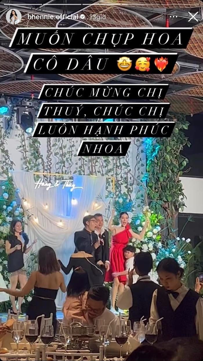 H'Hen Niê muốn bắt được hoa cưới. Ảnh: FBNV H'Hen Niê muốn bắt được hoa cưới. Ảnh: FBNV