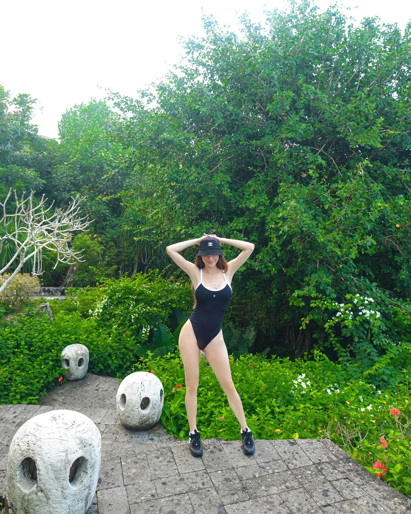 Hồ Ngọc Hà diện đồ tập bó sát, khoe thân hình nuột nà ở góc chụp chính diện - Ảnh 1