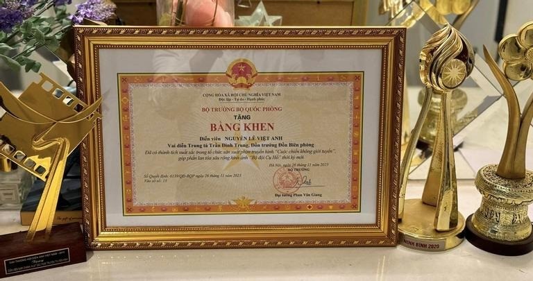 Diễn viên Việt Anh nhận được Bằng khen. Ảnh: FBNV Diễn viên Việt Anh nhận được Bằng khen. Ảnh: FBNV