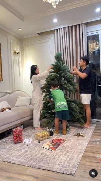 Gia đình Ly Kute cùng nhau trang hoàng giáng sinh. Ảnh: Chụp màn hình Gia đình Ly Kute cùng nhau trang hoàng giáng sinh. Ảnh: Chụp màn hình