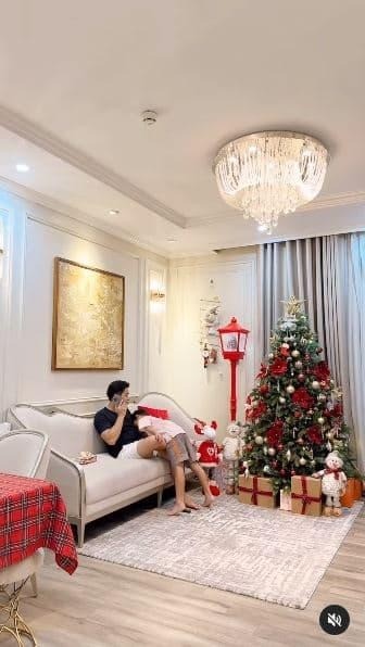 Con trai Ly Kute rất thân thiết với bố dượng. Ảnh: Chụp màn hình Con trai Ly Kute rất thân thiết với bố dượng. Ảnh: Chụp màn hình