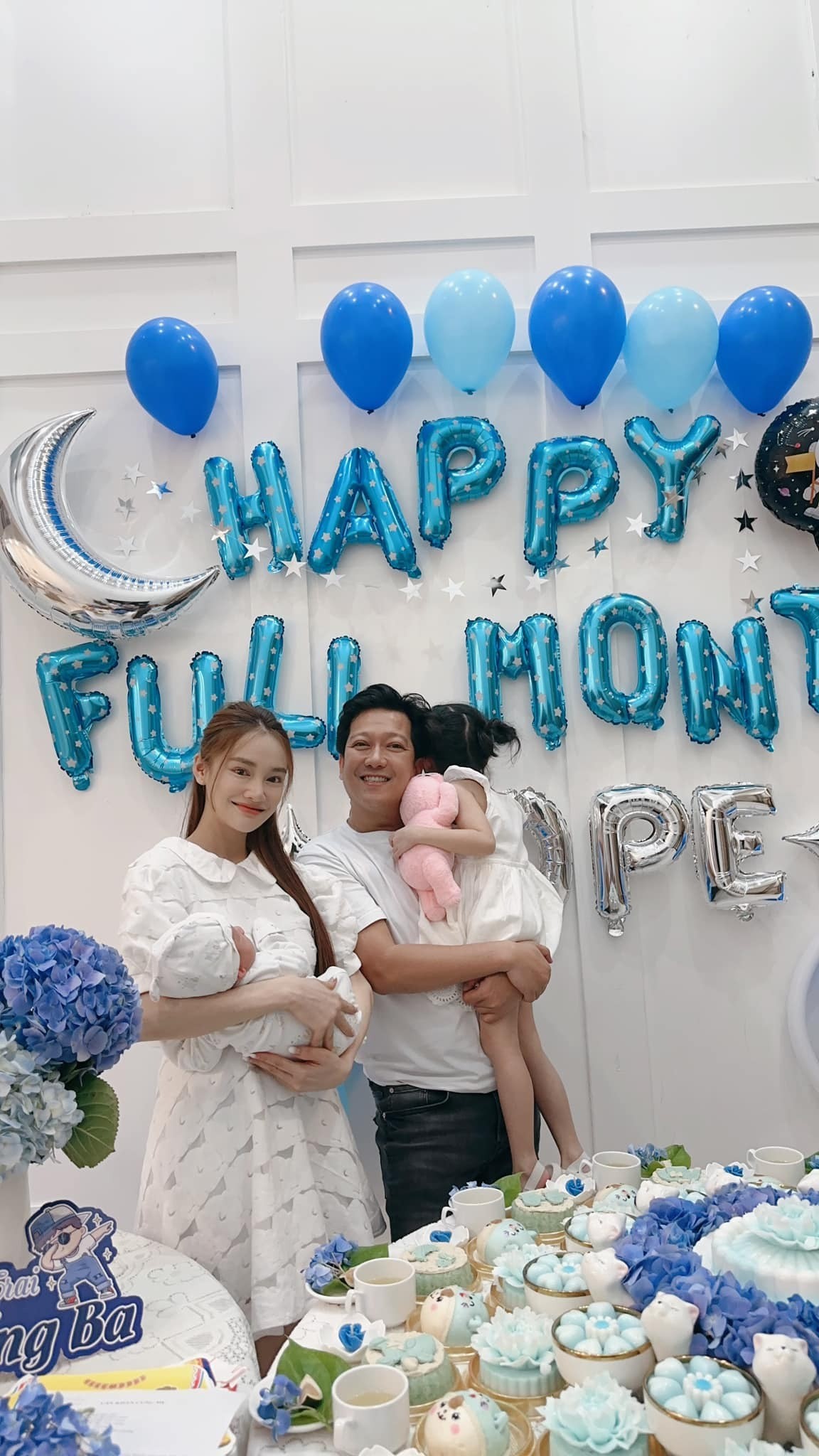 Gia đình viên mãn của Trường Giang và Nhã Phương. Ảnh: FBNV