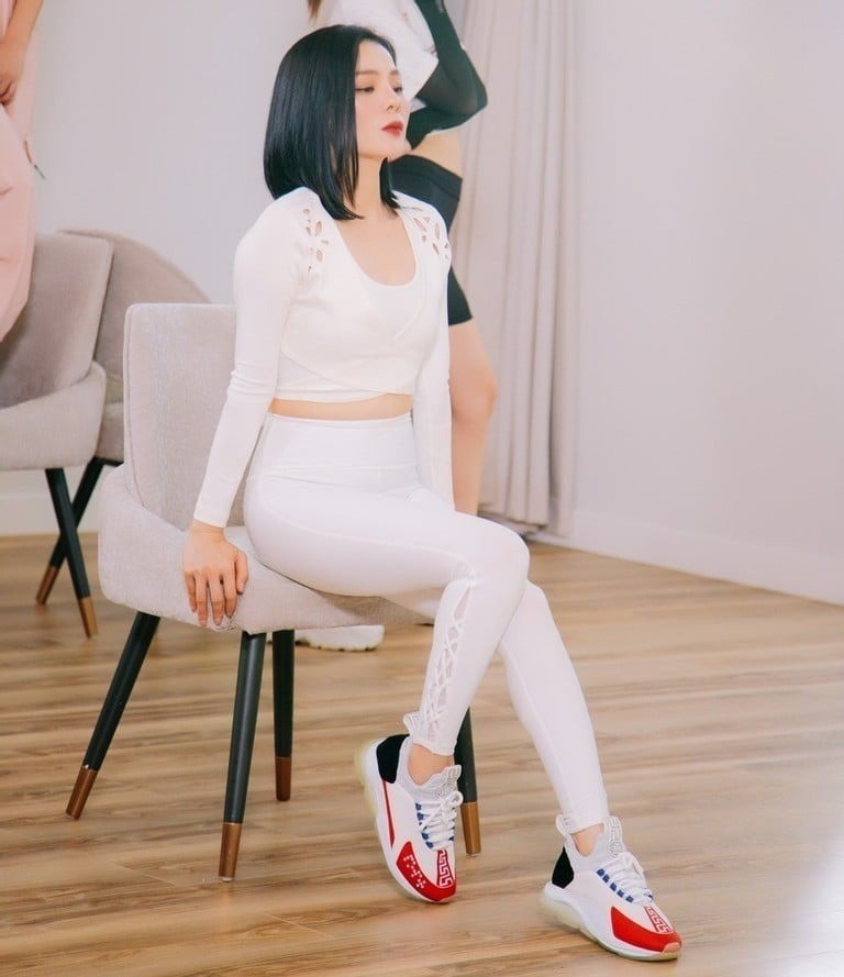 Sao Việt 3/12: Phương Oanh khoe ảnh cô dâu dù hoãn cưới, Hồng Nhung, Lệ Quyên 'bầm dập' ở Chị Đẹp Đạp Gió Rẽ Sóng - Ảnh 1 Sao Việt 3/12: Phương Oanh khoe ảnh cô dâu dù hoãn cưới, Hồng Nhung, Lệ Quyên 'bầm dập' ở Chị Đẹp Đạp Gió Rẽ Sóng - Ảnh 1
