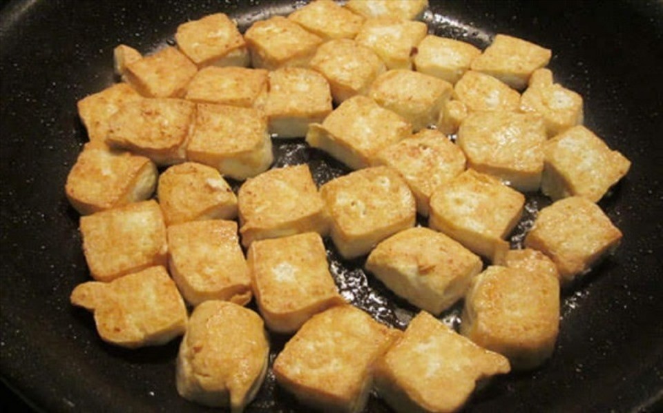 Không phải ai cũng biết mẹo rán đậu vàng ươm, căng phồng mà không dính chảo - Ảnh 2