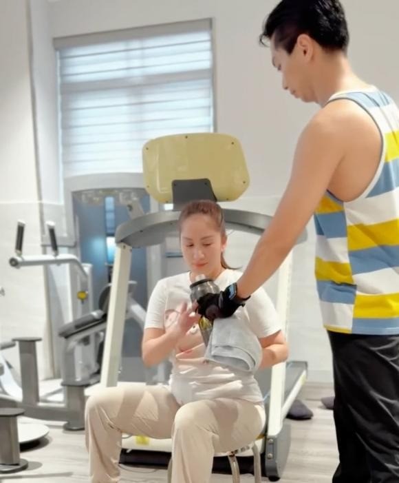 Khánh Thi giảm cân lấy lại vóc dáng, hành động của Phan Hiển khiến bao người ngưỡng mộ - Ảnh 4 Khánh Thi giảm cân lấy lại vóc dáng, hành động của Phan Hiển khiến bao người ngưỡng mộ - Ảnh 4