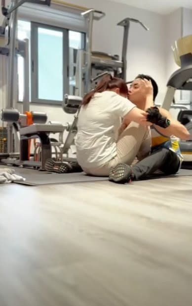 Phan Hiển liên tục gia tăng động lực tập luyện cho bà xã Khánh Thi. Ảnh: Chụp màn hình Phan Hiển liên tục gia tăng động lực tập luyện cho bà xã Khánh Thi. Ảnh: Chụp màn hình