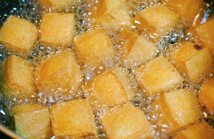 Không phải ai cũng biết mẹo rán đậu vàng ươm, căng phồng mà không dính chảo - Ảnh 3