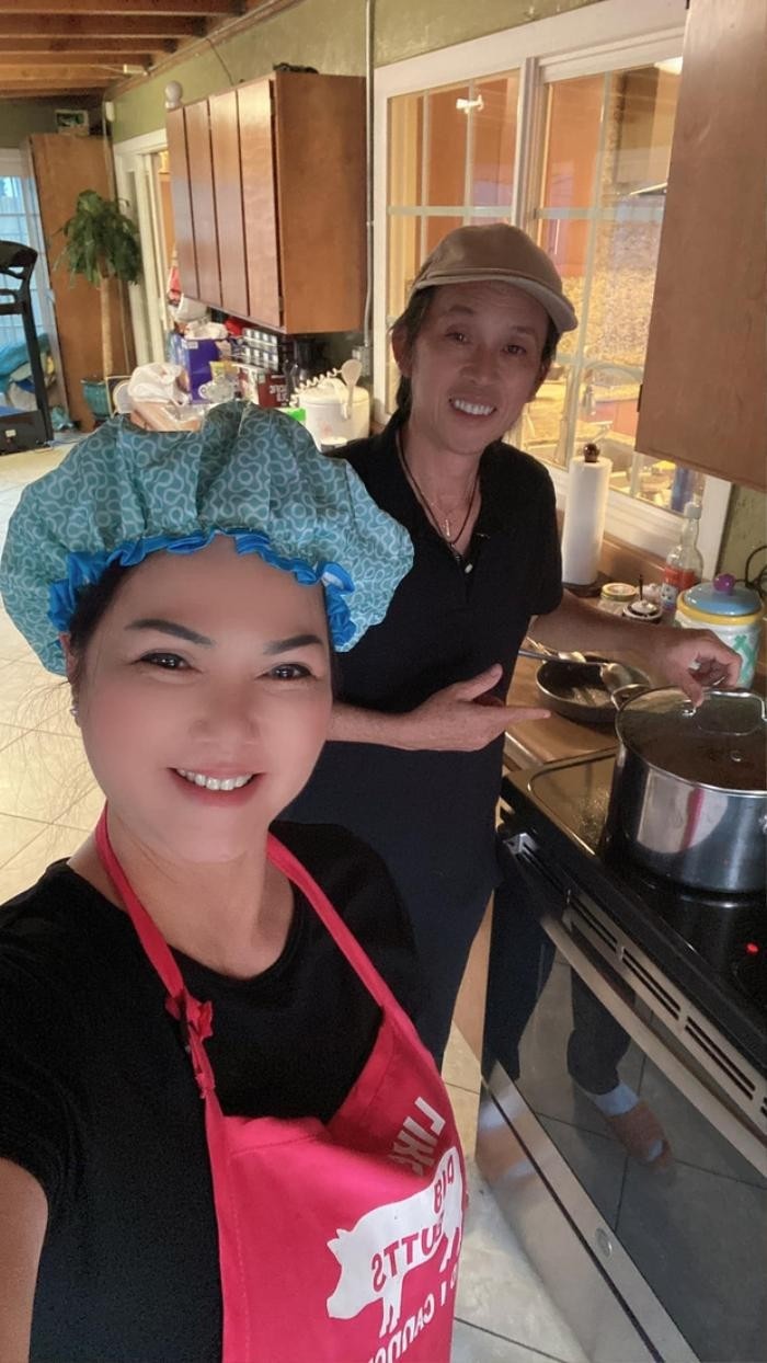 Hoài Linh cũng đến thăm người em - ca sĩ Phương Loan sau mất mát lớn của cô. Ảnh: Internet Hoài Linh cũng đến thăm người em - ca sĩ Phương Loan sau mất mát lớn của cô. Ảnh: Internet