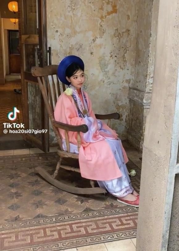 Con gái MC Quyền Linh đẹp thoát tục khi diện lễ phục cổ - Ảnh 5 Con gái MC Quyền Linh đẹp thoát tục khi diện lễ phục cổ - Ảnh 5