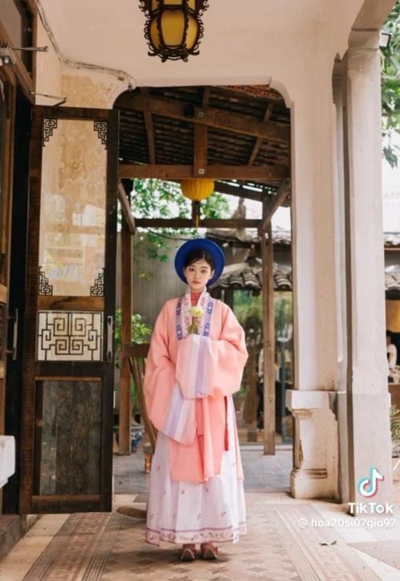 Con gái MC Quyền Linh đẹp thoát tục khi diện lễ phục cổ - Ảnh 4 Con gái MC Quyền Linh đẹp thoát tục khi diện lễ phục cổ - Ảnh 4