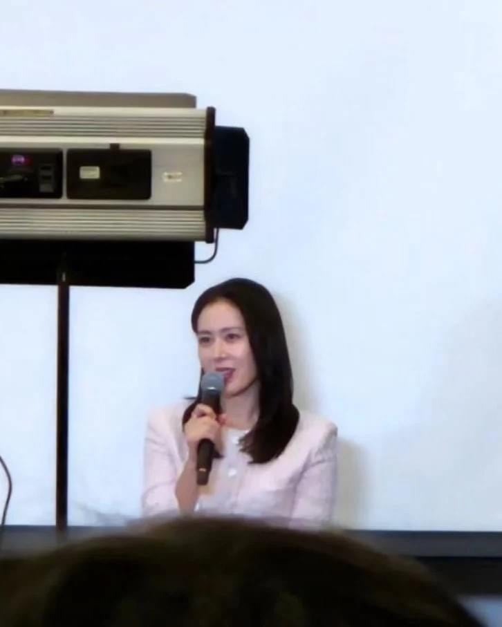 Tái xuất mạnh hậu chăm con, Son Ye Jin bị 'người qua đường' bóc trần nhan sắc thật sự - Ảnh 1 Tái xuất mạnh hậu chăm con, Son Ye Jin bị 'người qua đường' bóc trần nhan sắc thật sự - Ảnh 1