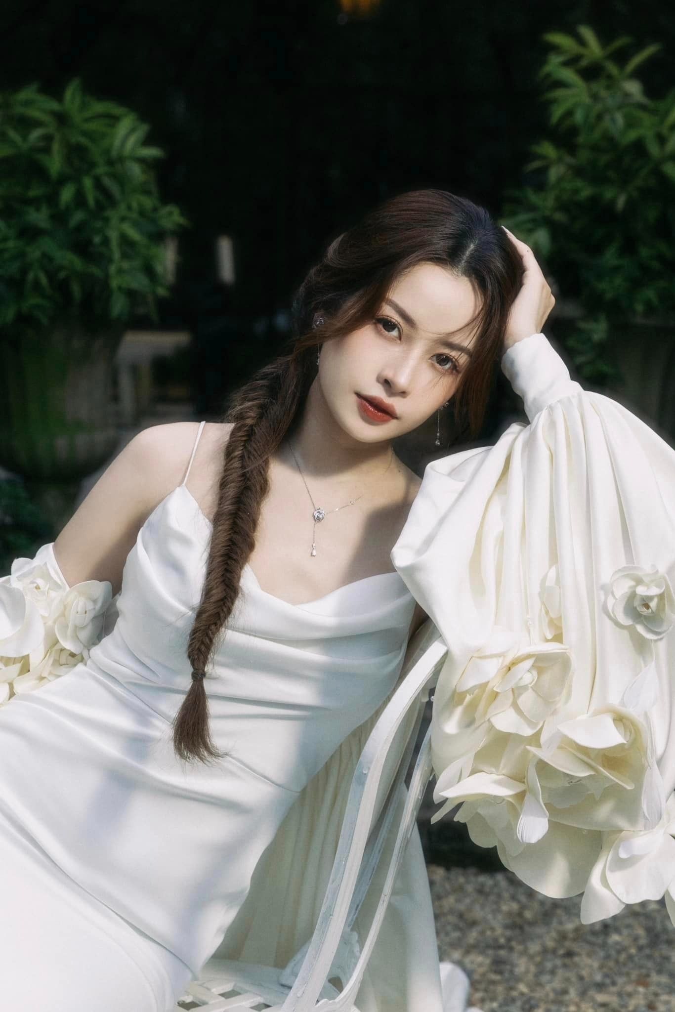 Chi Pu nhận được nhiều tình cảm của Lệ Quyên. Ảnh: FBNV