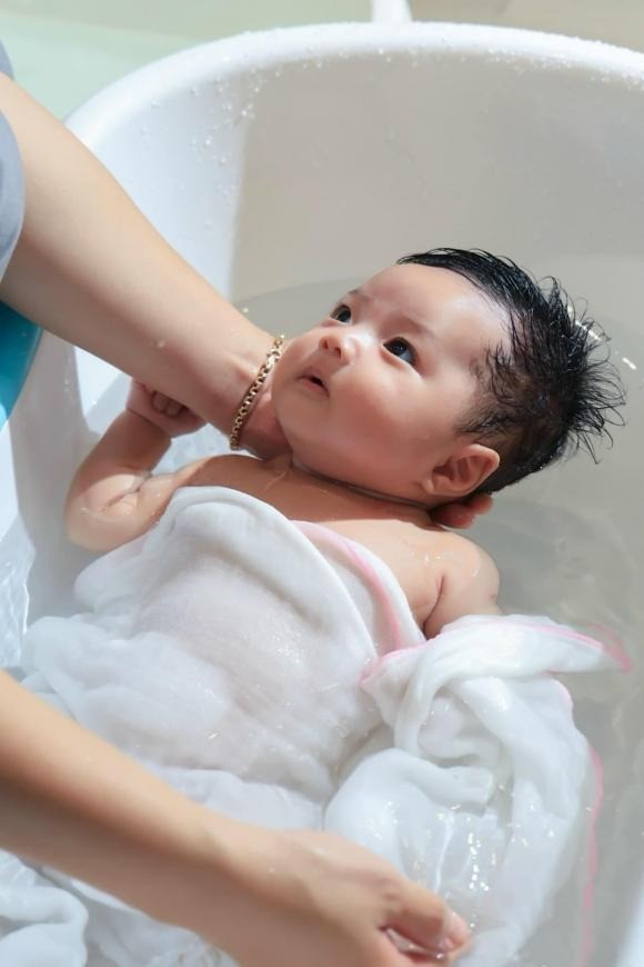 Phan Hiển đúng chuẩn 'chồng quốc dân' khi chăm vợ bỉm cực chu đáo - Ảnh 4 Phan Hiển đúng chuẩn 'chồng quốc dân' khi chăm vợ bỉm cực chu đáo - Ảnh 4