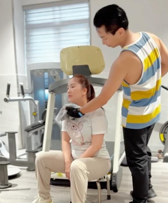 Phan Hiển đúng chuẩn 'chồng quốc dân' khi chăm vợ bỉm cực chu đáo - Ảnh 3 Phan Hiển đúng chuẩn 'chồng quốc dân' khi chăm vợ bỉm cực chu đáo - Ảnh 3