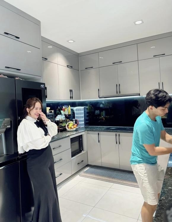 Phan Hiển đúng chuẩn 'chồng quốc dân' khi chăm vợ bỉm cực chu đáo - Ảnh 1 Phan Hiển đúng chuẩn 'chồng quốc dân' khi chăm vợ bỉm cực chu đáo - Ảnh 1