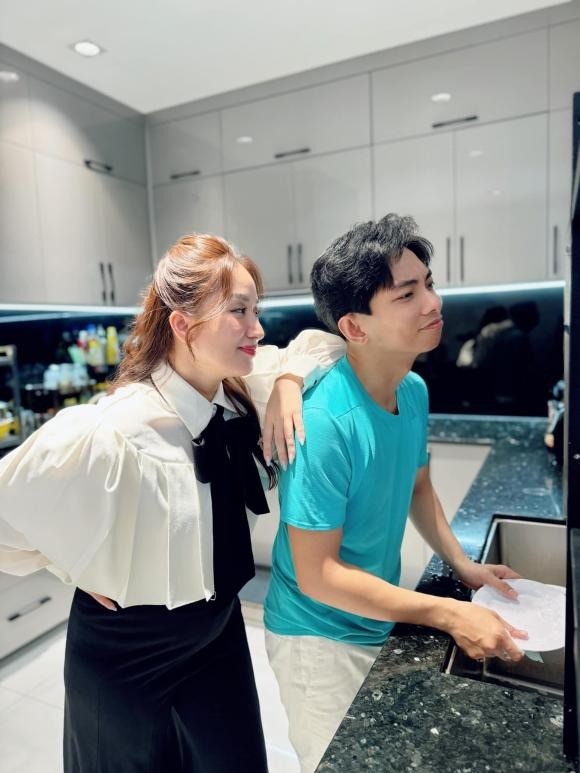 Phan Hiển cực tâm lý khi giúp vợ làm việc nhà. Ảnh: Internet Phan Hiển cực tâm lý khi giúp vợ làm việc nhà. Ảnh: Internet