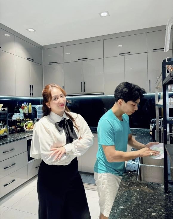 Phan Hiển đúng chuẩn 'chồng quốc dân' khi chăm vợ bỉm cực chu đáo - Ảnh 2 Phan Hiển đúng chuẩn 'chồng quốc dân' khi chăm vợ bỉm cực chu đáo - Ảnh 2
