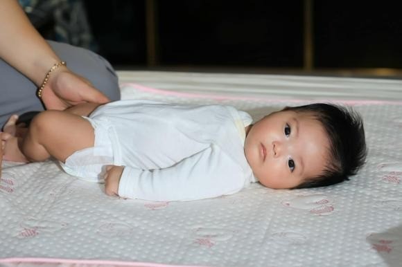 Khánh Thi khoe cận cảnh nhóc tỳ. Ảnh: FBNV Khánh Thi khoe cận cảnh nhóc tỳ. Ảnh: FBNV