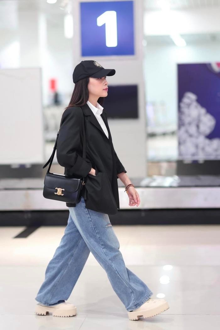 Mỹ Tâm đẹp tỏa sáng với khoảnh khắc đời thường, thời trang cá tính giúp họa mi tóc nâu 'trả mãi không già' - Ảnh 2 Mỹ Tâm đẹp tỏa sáng với khoảnh khắc đời thường, thời trang cá tính giúp họa mi tóc nâu 'trả mãi không già' - Ảnh 2
