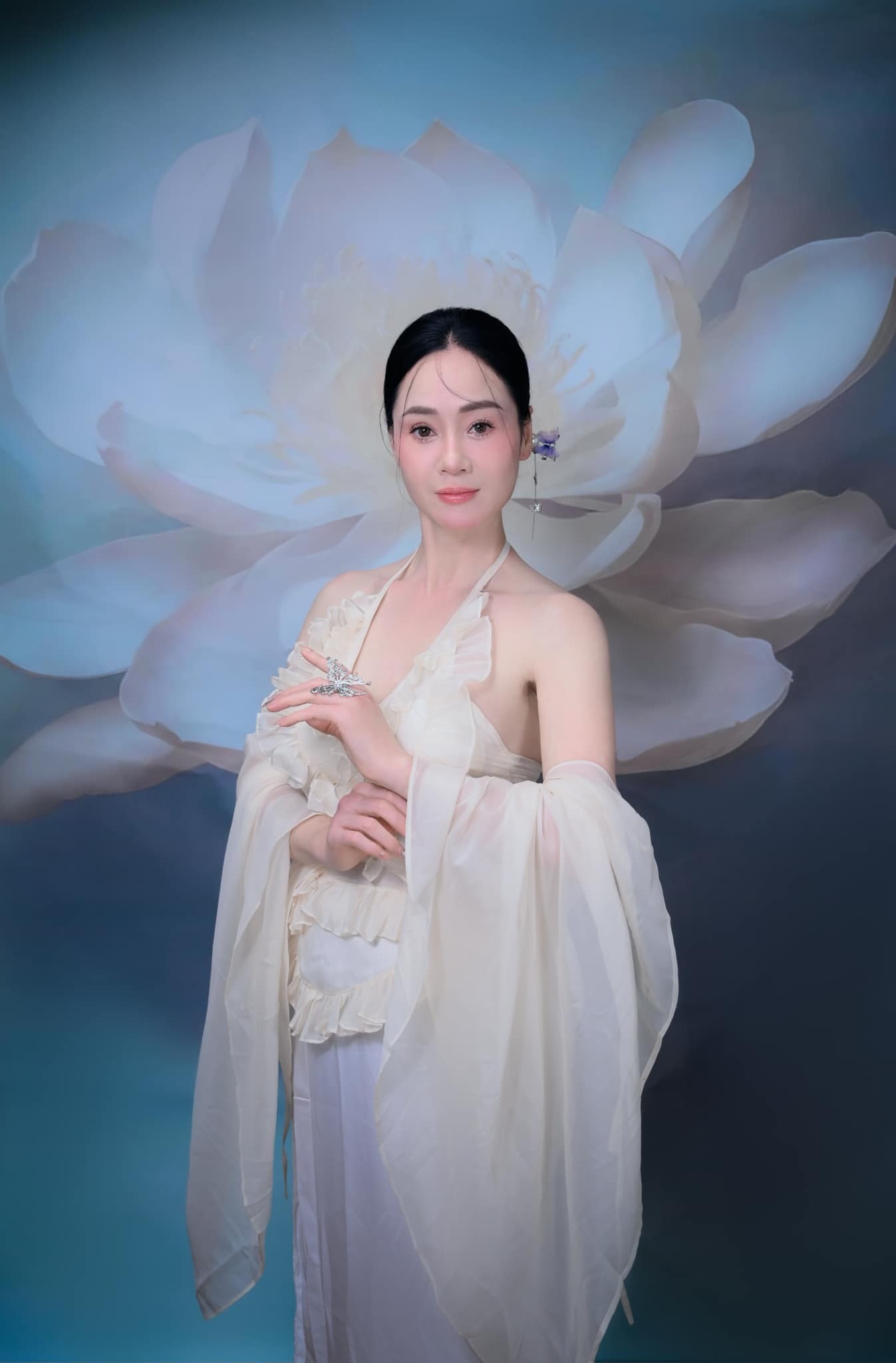 'Mẹ chồng' Phương Oanh khoe nhan sắc kiêu sa ở tuổi U50 sau khi đón nhận tin vui - Ảnh 2