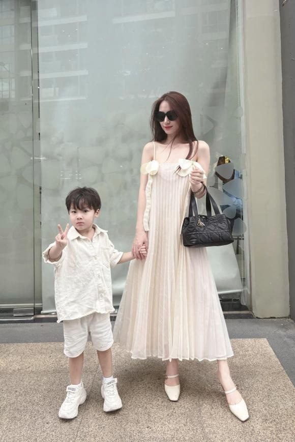 Hòa Minzy được đánh giá là người nuôi dạy con đầy tinh tế. Ảnh: FBNV Hòa Minzy được đánh giá là người nuôi dạy con đầy tinh tế. Ảnh: FBNV