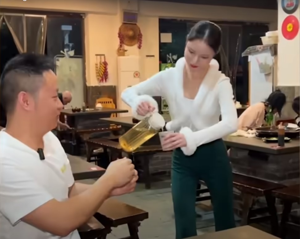 MXH Trung Quốc xôn xao hình ảnh nữ phục vụ người máy diện mạo như người thật. Ảnh: Internet