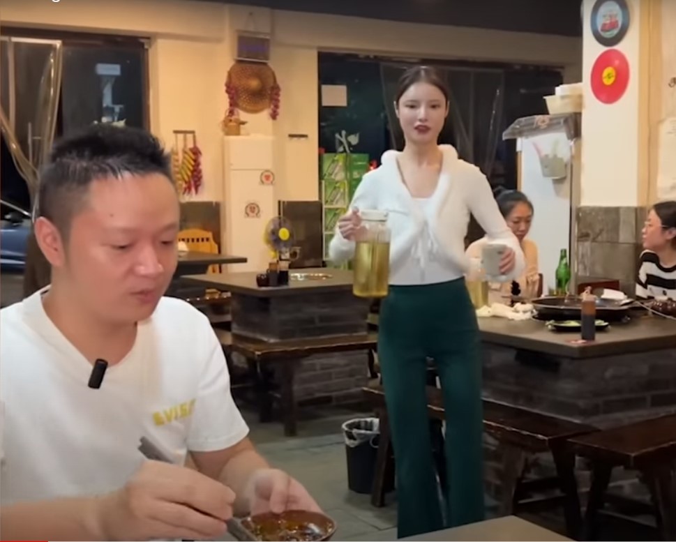 Sự thật đây là màn hóa thân của chủ quán. Ảnh: Internet