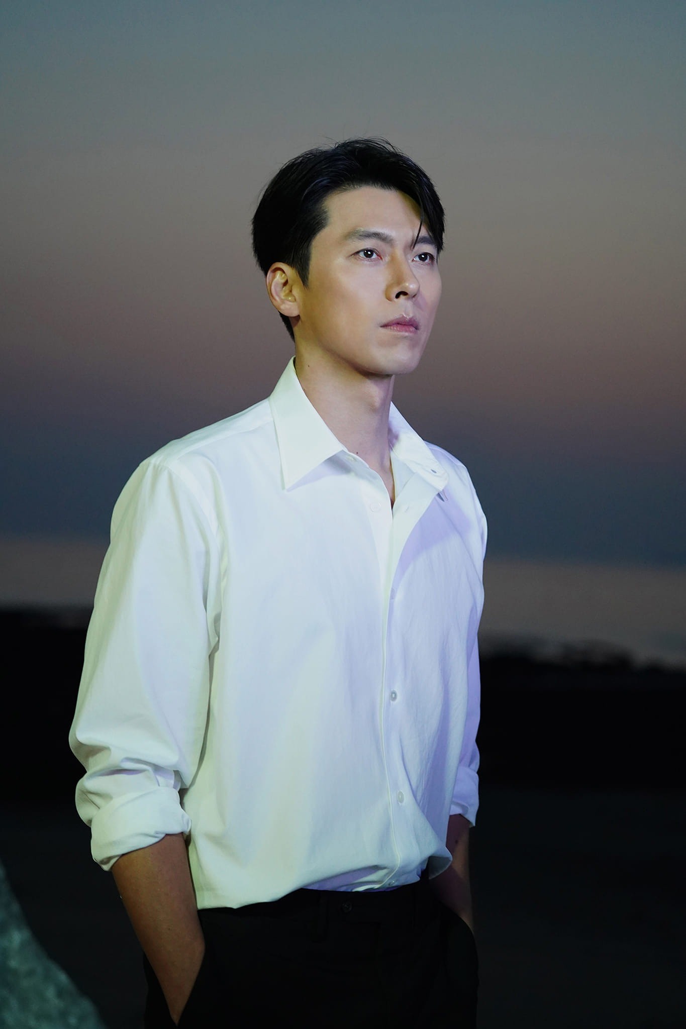 'Bố 1 con' Hyun Bin khiến dân tình xuýt xoa với phong thái cực phẩm ở tuổi 41 - Ảnh 1