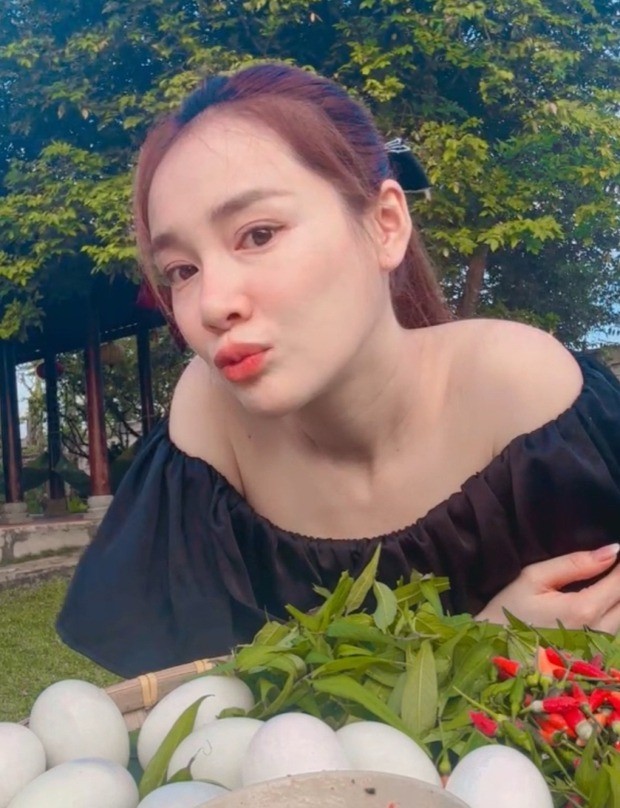 Nhã Phương khoe cận nhan sắc sau 2 tháng lâm bồn, vẻ đẹp như gái đôi mươi nhận về nhiều lời khen - Ảnh 1 Nhã Phương khoe cận nhan sắc sau 2 tháng lâm bồn, vẻ đẹp như gái đôi mươi nhận về nhiều lời khen - Ảnh 1