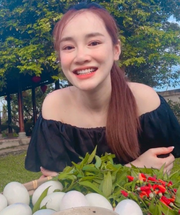 Nhã Phương nhan sắc tươi tắn, rạng ngời sau khi sinh con thứ hai. Ảnh: Chụp màn hình Nhã Phương nhan sắc tươi tắn, rạng ngời sau khi sinh con thứ hai. Ảnh: Chụp màn hình